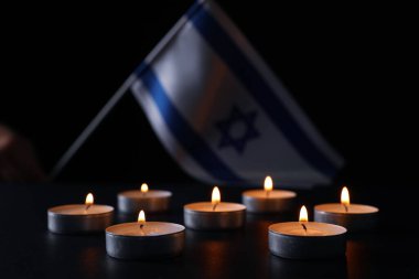 Siyah masada mum yakmak. Soykırım hafıza günü