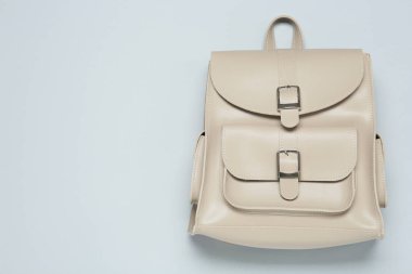 Beyaz arkaplanda şık şehir sırt çantası, üst görünüm