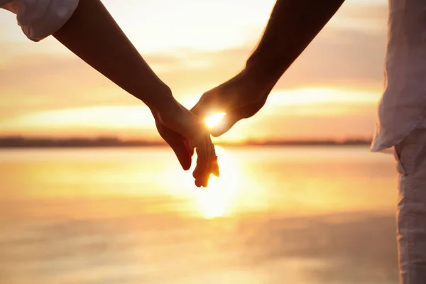 Homem Mulher Estendendo Mãos Outro Pôr Sol Perto Natureza Poder — Fotografia de Stock