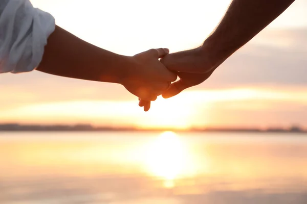 Mann Und Frau Halten Händchen Bei Sonnenuntergang Nahaufnahme Heilkraft Der — Stockfoto