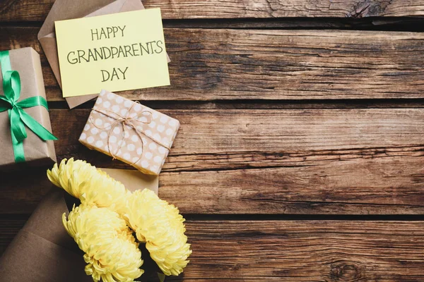 Hermosas Flores Cajas Regalo Tarjeta Con Frase Feliz Día Los — Foto de Stock