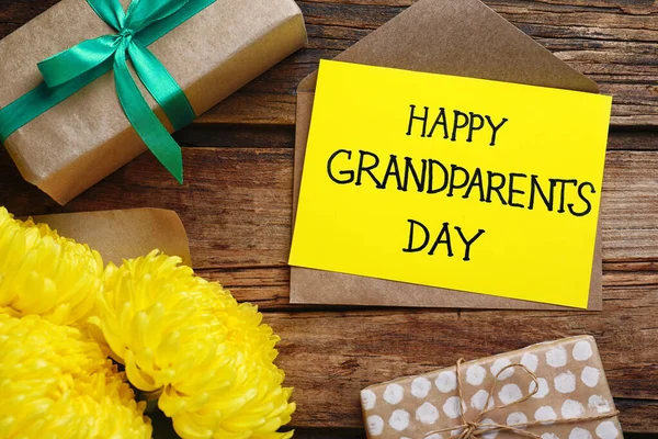 Prachtige Bloemen Geschenkdozen Kaartje Met Zin Happy Grandparents Day Houten — Stockfoto