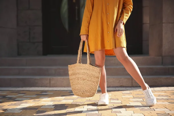 Mujer Vestido Amarillo Con Estilo Zapatillas Deporte Con Bolso Calle — Foto de Stock