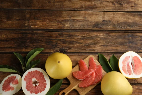 Fresh Cut Whole Pomelo Fruits Leaves Wooden Table Flat Lay — Stock Photo, Image