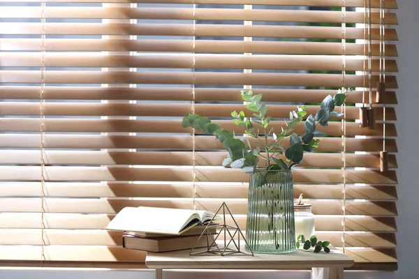 Wazon Świeżymi Gałęziami Eukaliptusa Stole Przy Oknie Pokoju Projekt Wnętrza — Zdjęcie stockowe