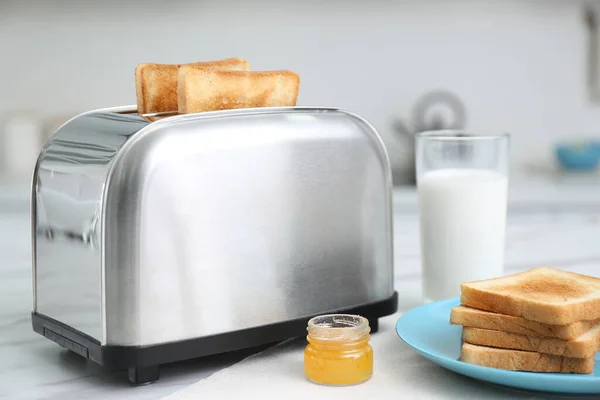 Moderne Broodrooster Met Plakjes Brood Honing Melk Witte Tafel Keuken — Stockfoto