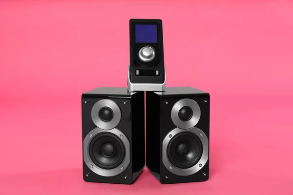 Moderní Výkonné Audio Reproduktory Dálkovým Ovládáním Růžovém Pozadí — Stock fotografie