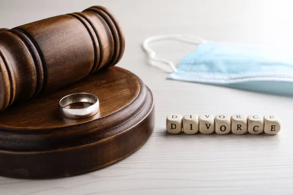 Kubussen Met Woord Scheiding Trouwring Hamer Beschermkapje Witte Houten Tafel — Stockfoto