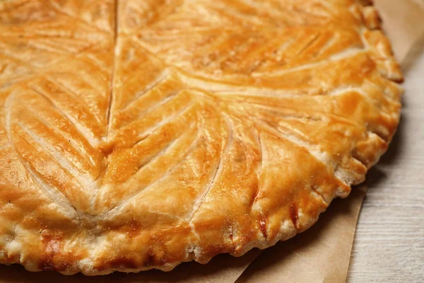 Traditionelle Galette Des Rois Auf Weißem Holztisch Nahaufnahme — Stockfoto