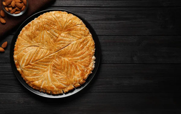 Traditional Galette Des Rois Almonds Black Wooden Table Flat Lay — Stock Photo, Image