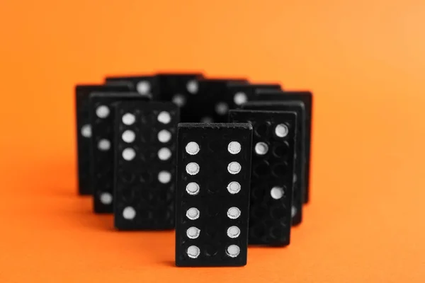 Preto Telhas Dominó Com Pips Brancos Fundo Laranja — Fotografia de Stock