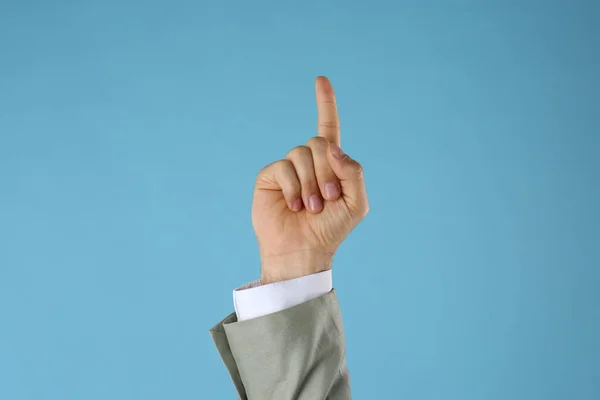 Hombre Negocios Señalando Algo Sobre Fondo Azul Claro Primer Plano — Foto de Stock