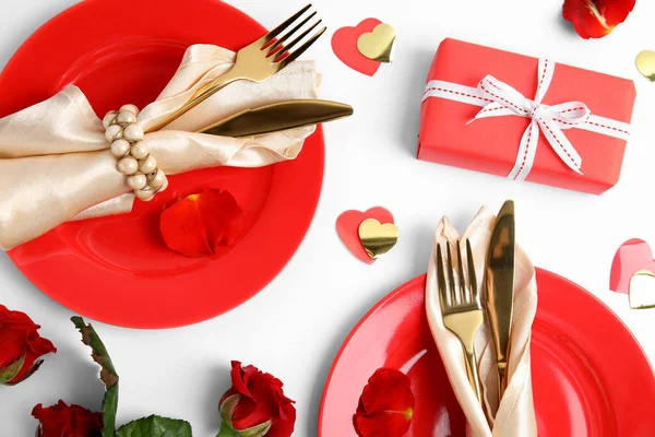 Beyaz Arka Planda Romantik Akşam Yemeği Için Güzel Bir Masa — Stok fotoğraf