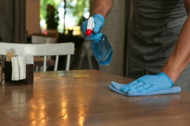 Garson eldiven dezenfekte masasında, yakın plan.