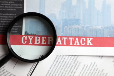 Manşetli gazete CYBER Saldırısı ve büyüteç, üst görünüm