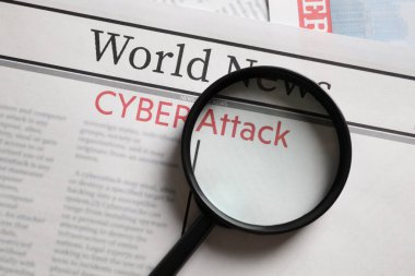 Manşetli gazete CYBER Saldırısı ve büyüteç, üst görünüm