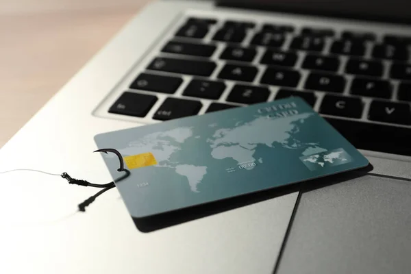 Hak Wędkarski Kartą Kredytową Laptopem Stole Zbliżenie Cyberprzestępczość — Zdjęcie stockowe