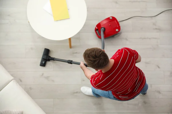 Hombre Joven Usando Aspiradora Casa Vista Superior —  Fotos de Stock