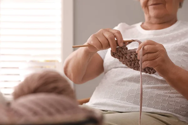 Mujer Mayor Tejiendo Casa Cerca Pasatiempo Creativo — Foto de Stock