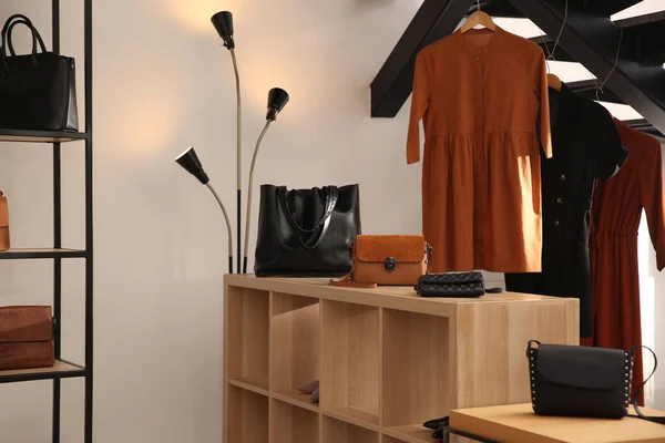 Kollektion Stilvoller Damenkleidung Taschen Und Accessoires Der Luxusboutique — Stockfoto