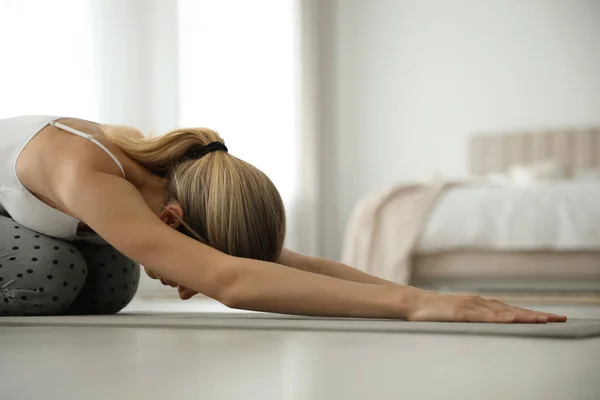 Een Jonge Vrouw Die Thuis Gymnastiek Doet Vloer Ochtendfitness — Stockfoto