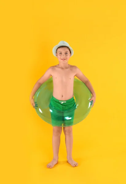 Criança Pequena Bonito Roupa Praia Com Anel Inflável Brilhante Fundo — Fotografia de Stock