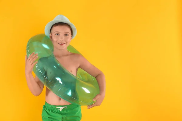 Criança Pequena Bonito Roupa Praia Com Anel Inflável Brilhante Fundo — Fotografia de Stock