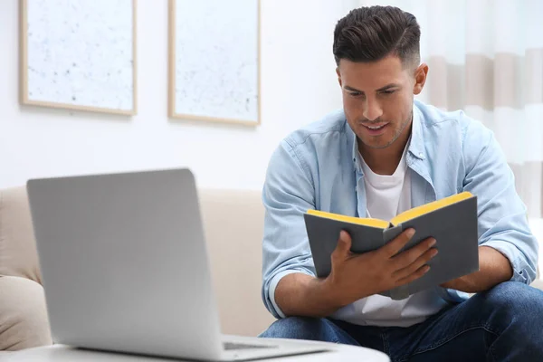 Profesor Dando Clases Línea Durante Cuarentena Estudiar Casa — Foto de Stock