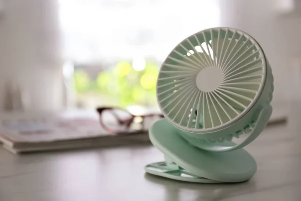 Moderno Ventilador Portátil Sobre Mesa Mármol Blanco Interior Espacio Para —  Fotos de Stock