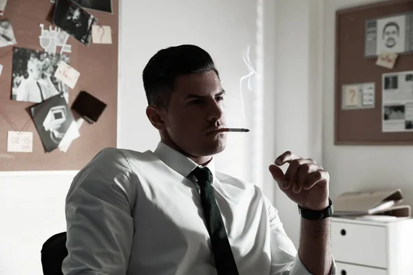 Detetive Profissional Fumando Cigarro Seu Escritório — Fotografia de Stock