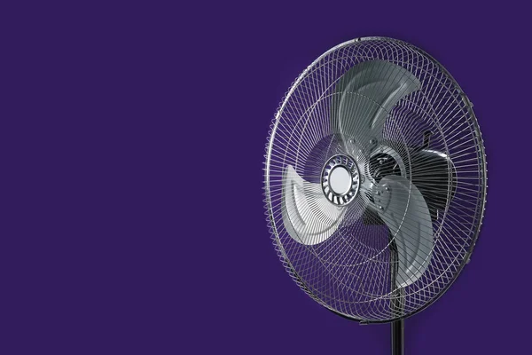 Ventilador Elétrico Moderno Fundo Violeta Espaço Para Texto — Fotografia de Stock