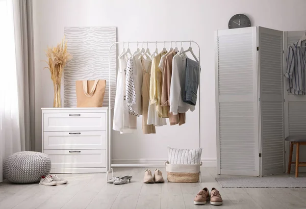 Vestidor Interior Con Muebles Blancos Con Estilo — Foto de Stock