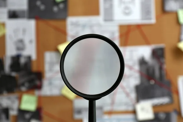 Magnifying Glass Blurred Detective Board Closeup — Stock Photo, Image