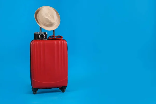 Reisekoffer Mit Hut Kamera Und Sonnenbrille Auf Hellblauem Hintergrund Platz — Stockfoto