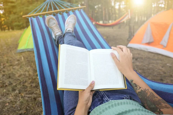 Mulher Com Livro Descansando Rede Confortável Livre Close — Fotografia de Stock