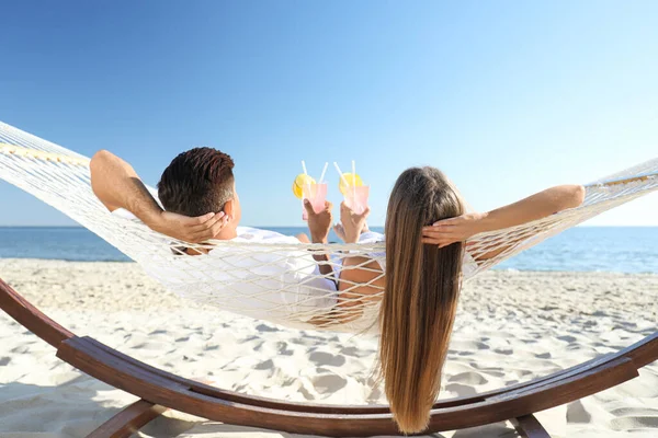 Paar Mit Erfrischenden Cocktails Entspannt Hängematte Strand — Stockfoto