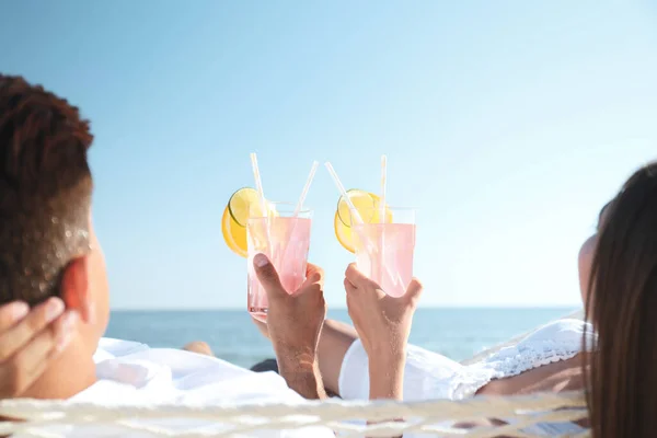 Pareja Con Refrescantes Cócteles Relajantes Hamaca Playa — Foto de Stock