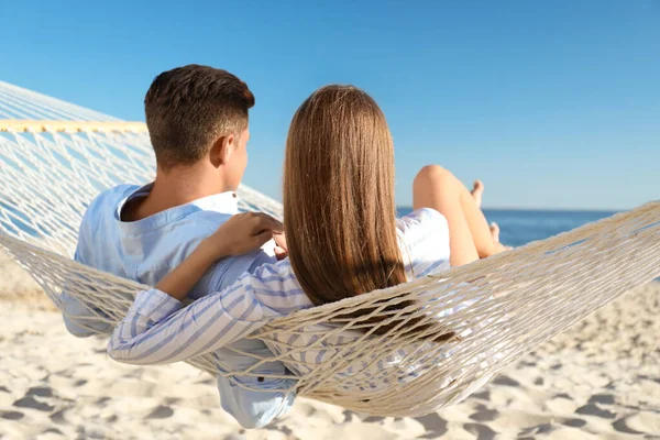 Paar Entspannt Sich Der Hängematte Strand Sommerferien — Stockfoto