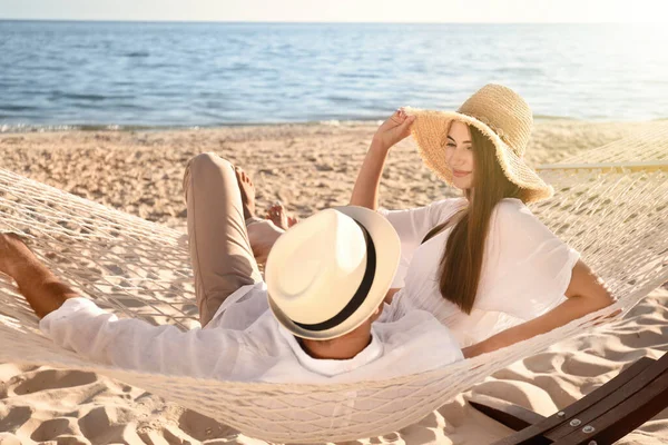 Pareja Feliz Relajándose Hamaca Playa — Foto de Stock