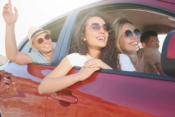 Amigos Felices Juntos Coche Viaje Por Carretera —  Fotos de Stock