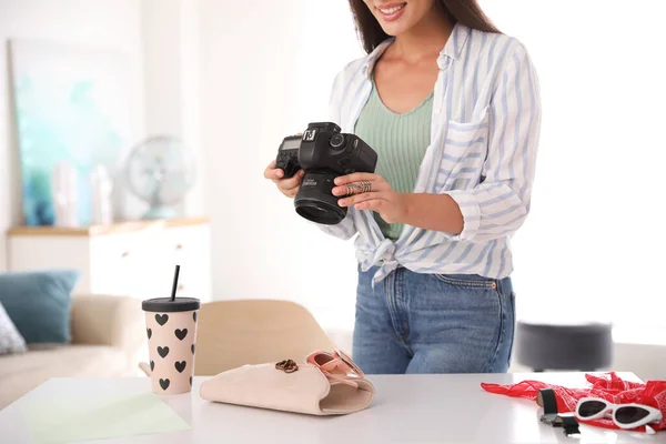 Jovem Fotógrafo Tirar Fotos Acessórios Dentro Casa Close — Fotografia de Stock