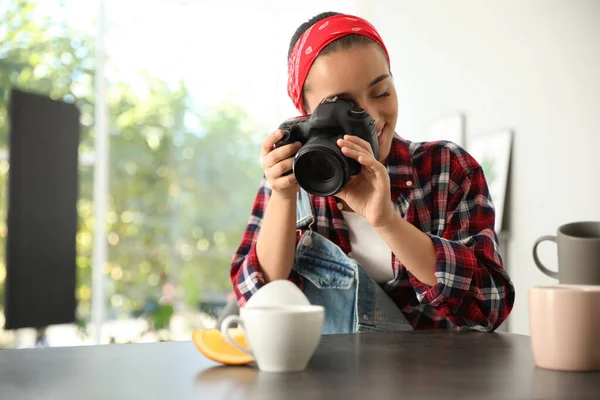 Joven Fotógrafo Tomando Fotos Tazas Mesa Interiores — Foto de Stock