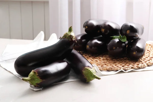 Veel Rauwe Rijpe Aubergines Lichttafel — Stockfoto