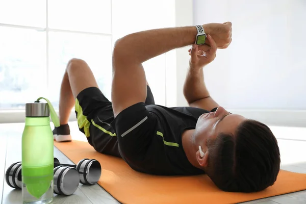 Homem Verificando Rastreador Fitness Durante Treinamento Ginásio — Fotografia de Stock