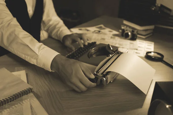 Détective Ancienne Travaillant Avec Une Machine Écrire Table Bureau Gros — Photo