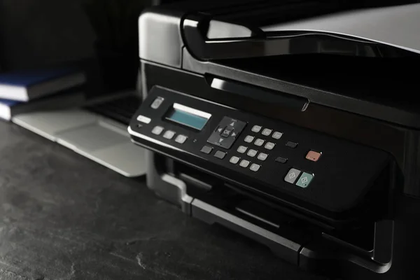 黑桌上装有控制面板的新型现代打印机的闭塞视图 — 图库照片