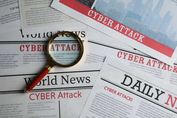Noviny Titulem Cyber Attack Lupou Horní Pohled — Stock fotografie