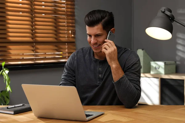 Ofisteki Ahşap Masada Modern Akıllı Telefonu Dizüstü Bilgisayarı Olan Bir — Stok fotoğraf