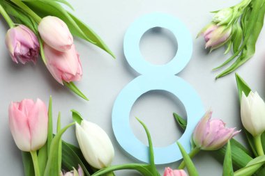 Açık gri zemin üzerinde laleler bulunan 8 Mart kart tasarımı. Uluslararası Kadınlar Günü