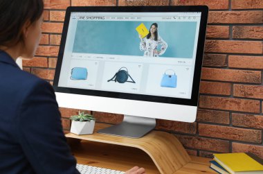 Çevrimiçi alışveriş için bilgisayar kullanan kadın, yakın plan